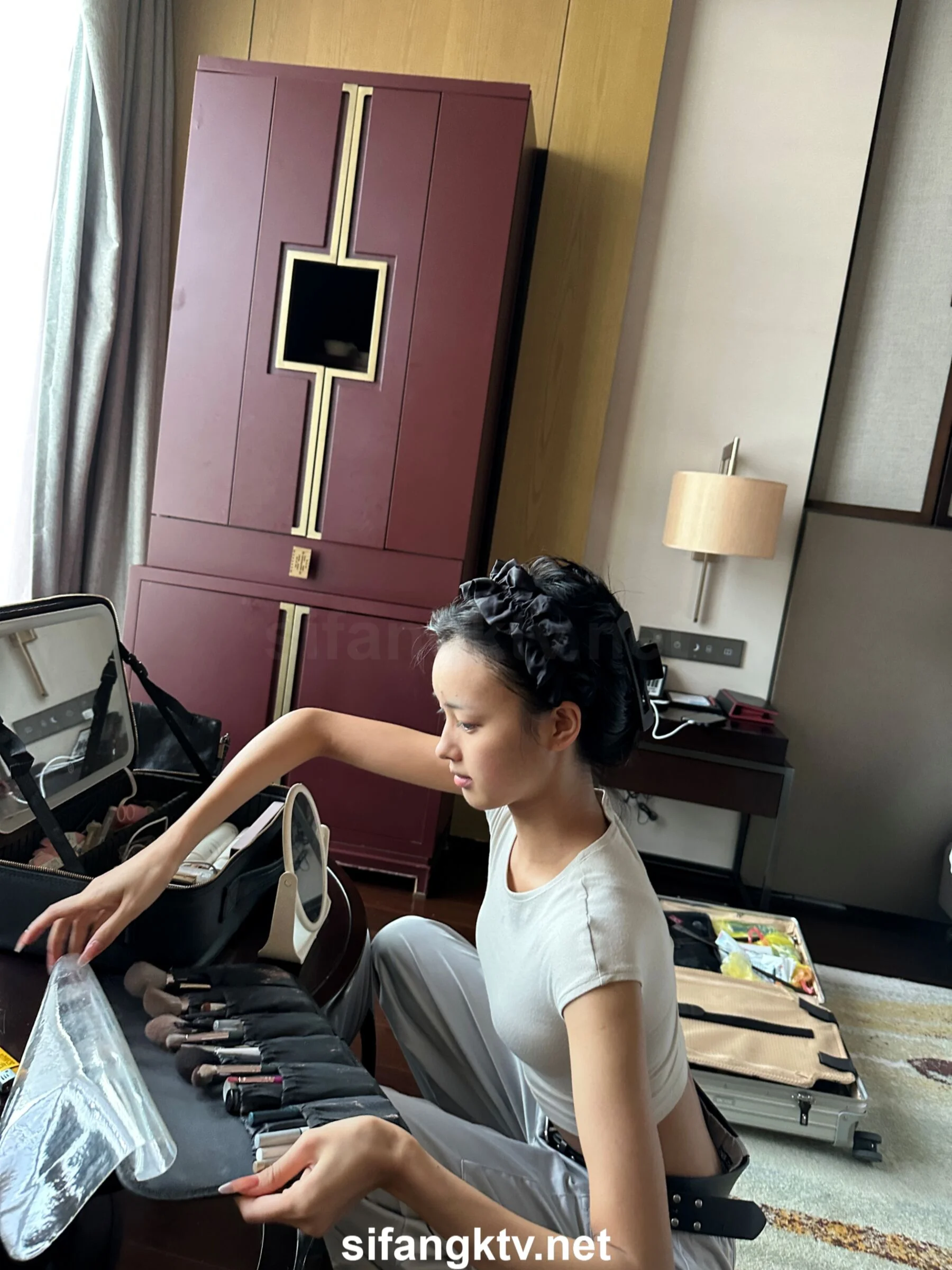 国模小初大尺度人体私拍套图 - Photo 915