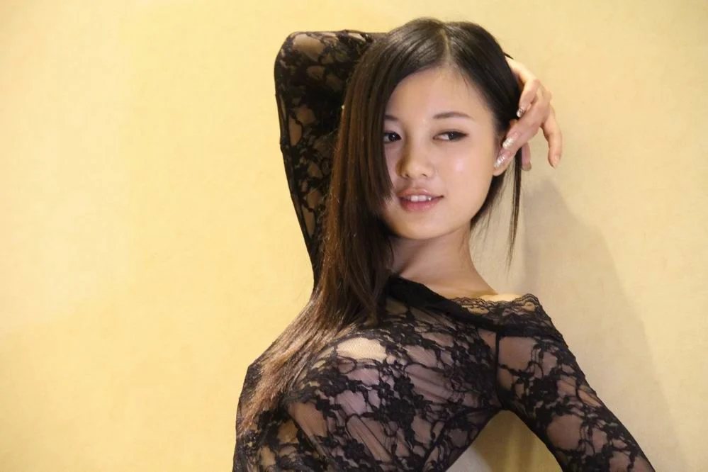 国模林子颜人体私拍套图 - Photo 8