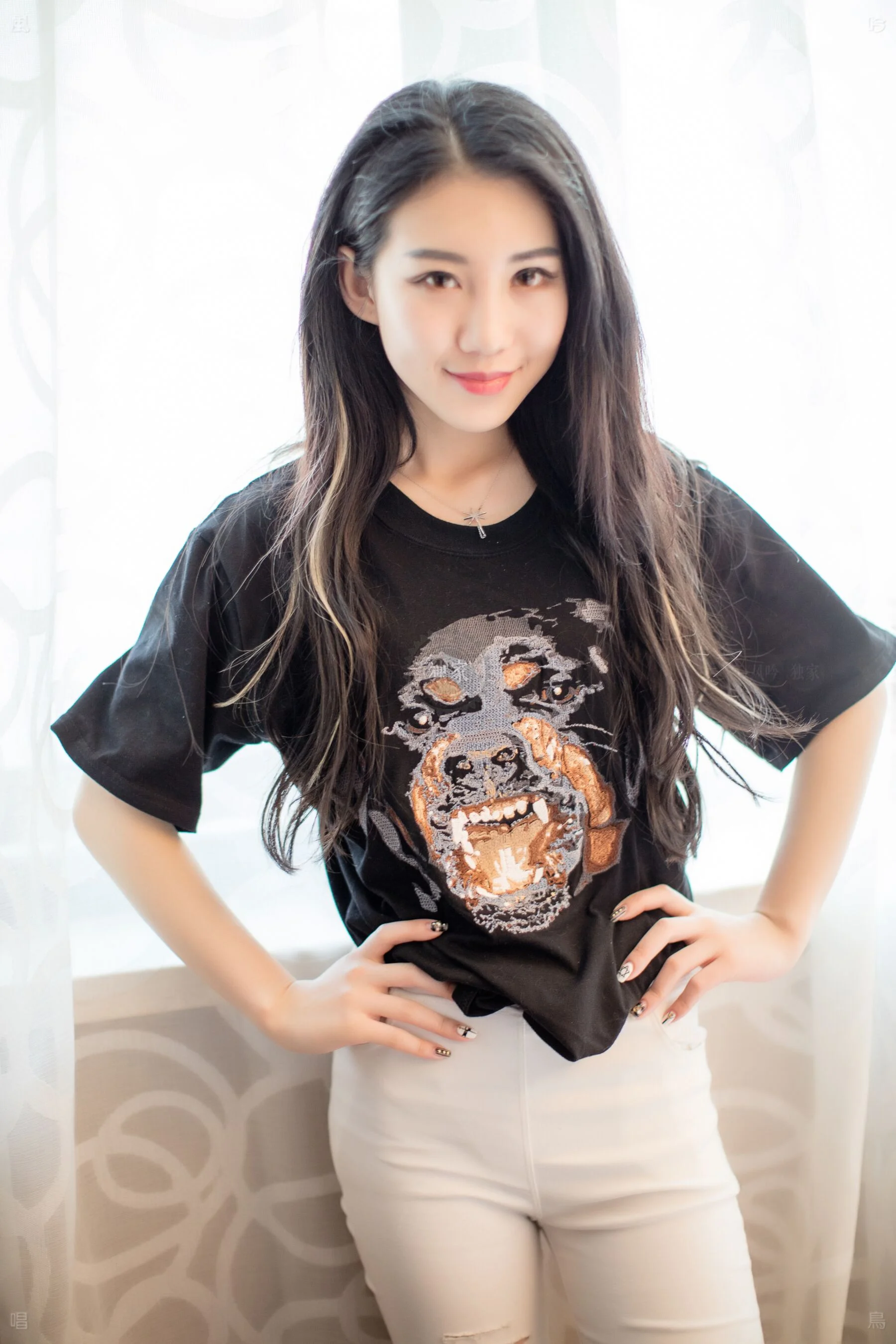 国模龙馨大尺度人体私拍套图 - Photo 2