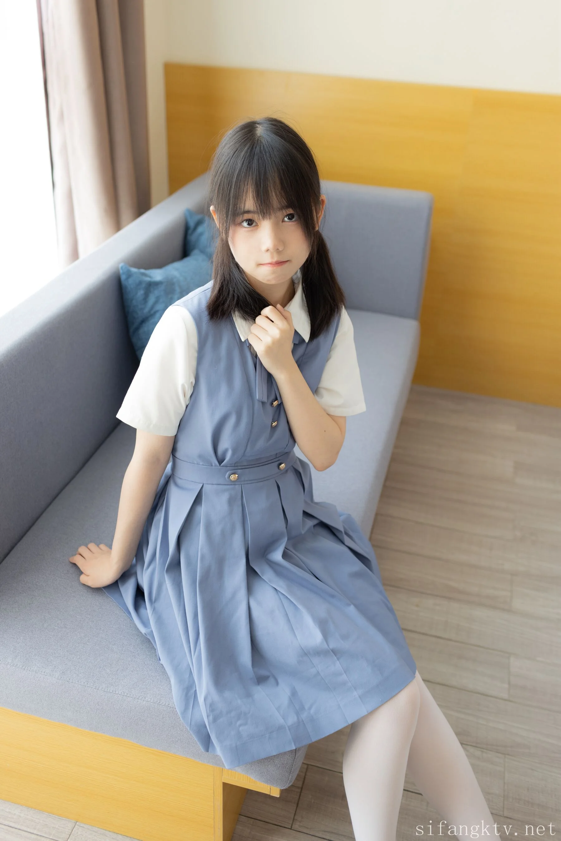 双马尾少女胶带捆绑跳蛋调教 - Photo 2
