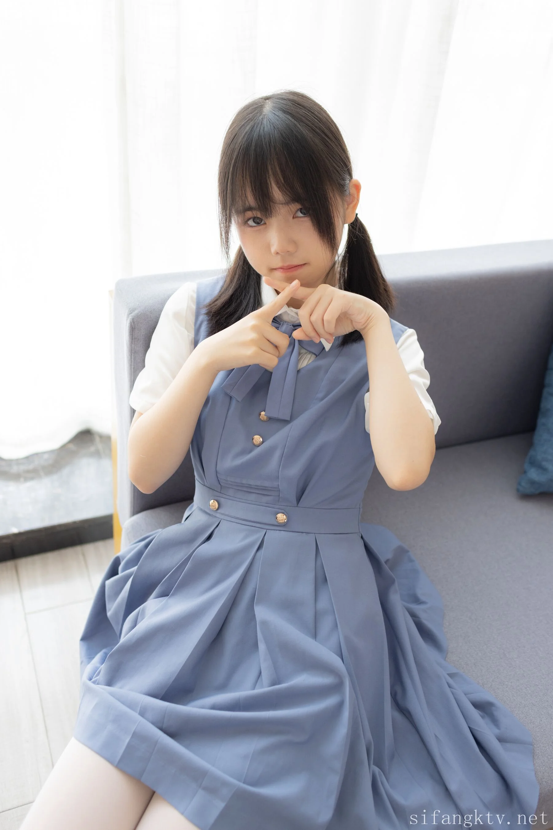 双马尾少女胶带捆绑跳蛋调教 - Photo 4
