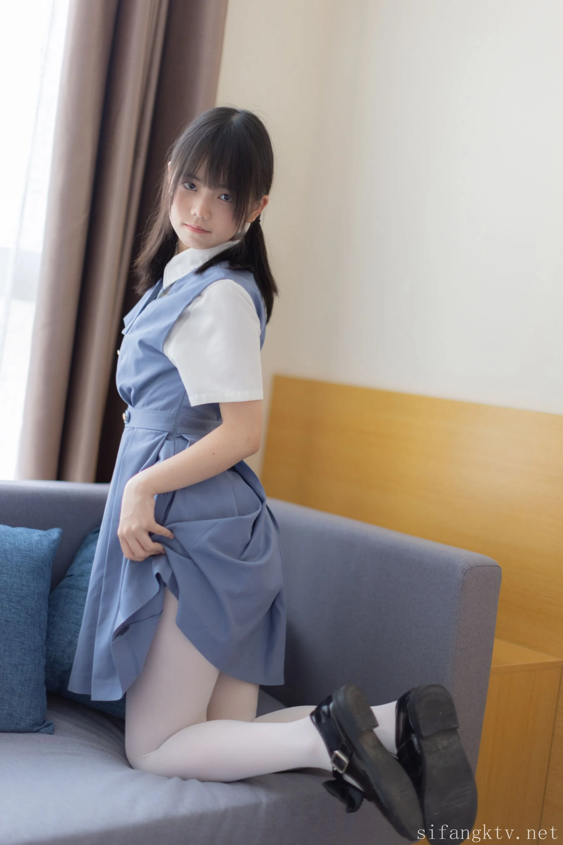 双马尾少女胶带捆绑跳蛋调教 - Photo 11