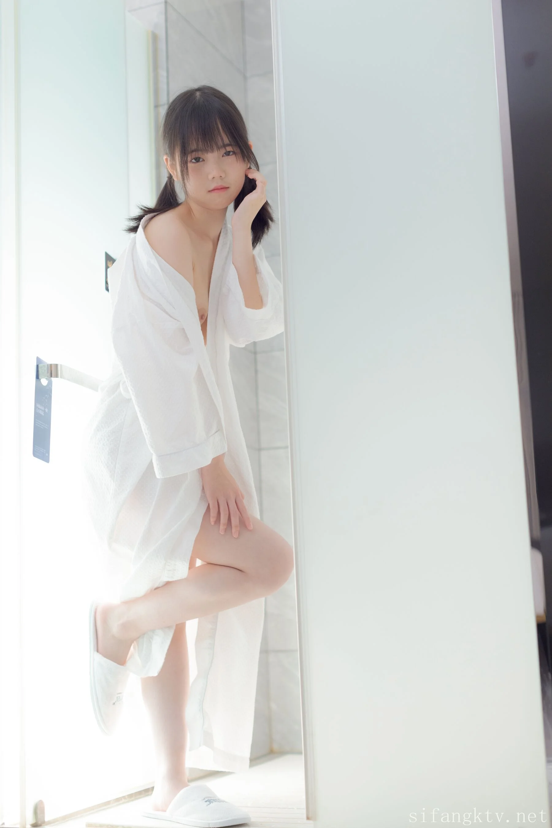 双马尾少女胶带捆绑跳蛋调教 - Photo 102
